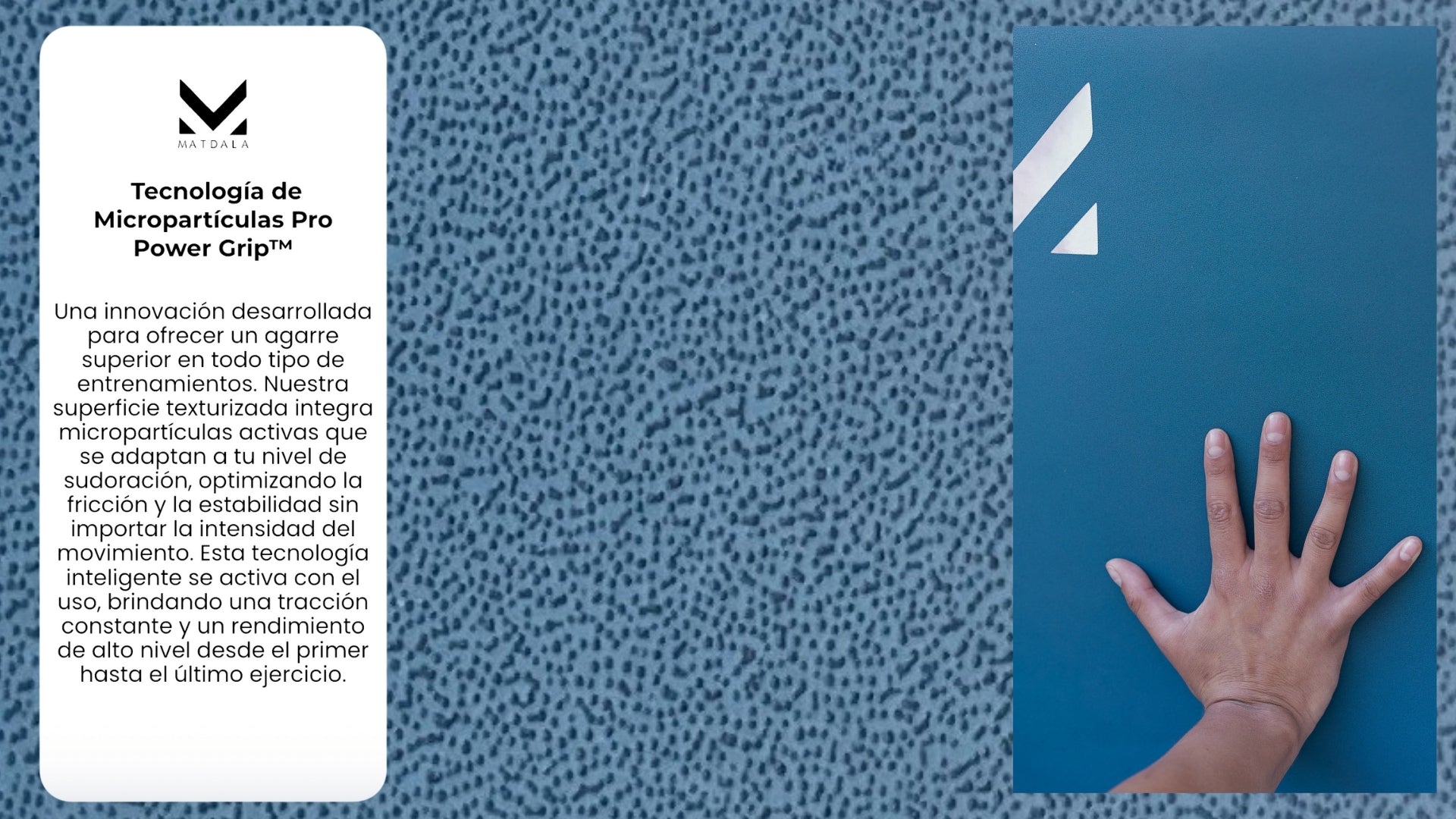 Una mano sobre un mat de yoga azul