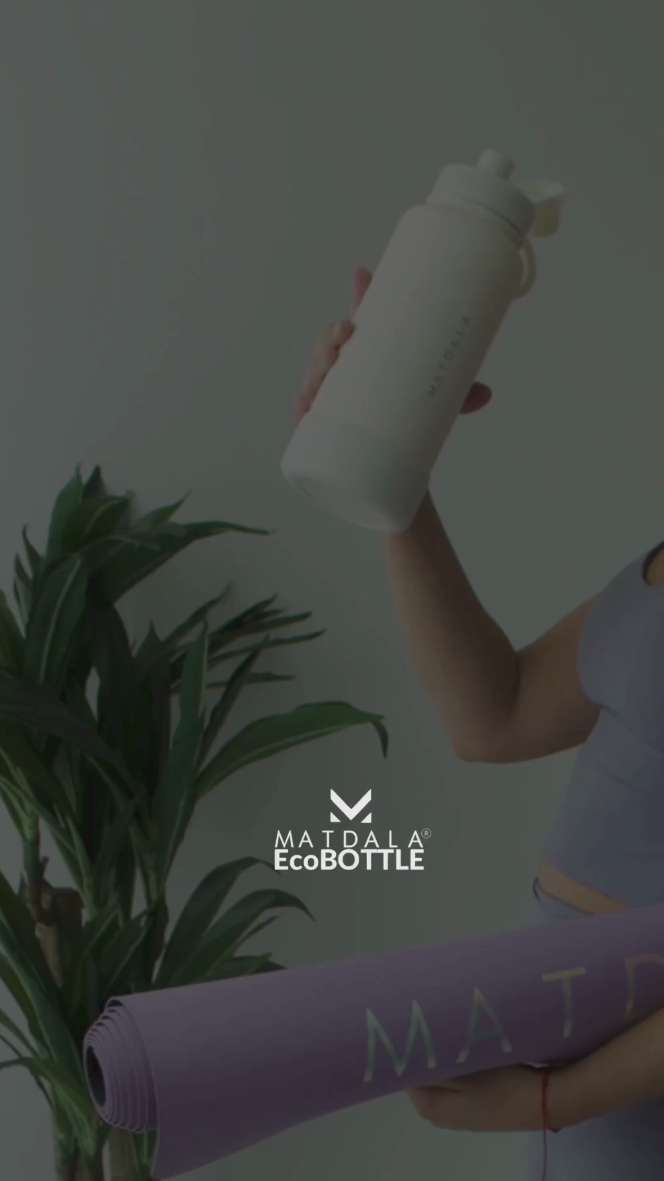 Una mujer bebe agua desde su botella